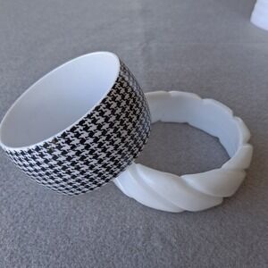 Vintage Mod Chunky Bangle Bracelet Set Houndstooth Plaid & White Twist